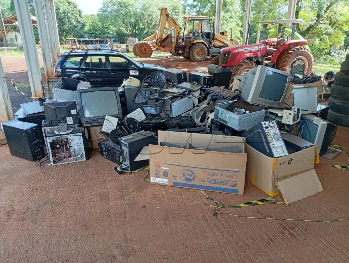 LOTE 027 - CARCAÇAS E EQUIPAMENTOS DE INFORMÁTICA (monitores, CPUs, estabilizadores entre outros.