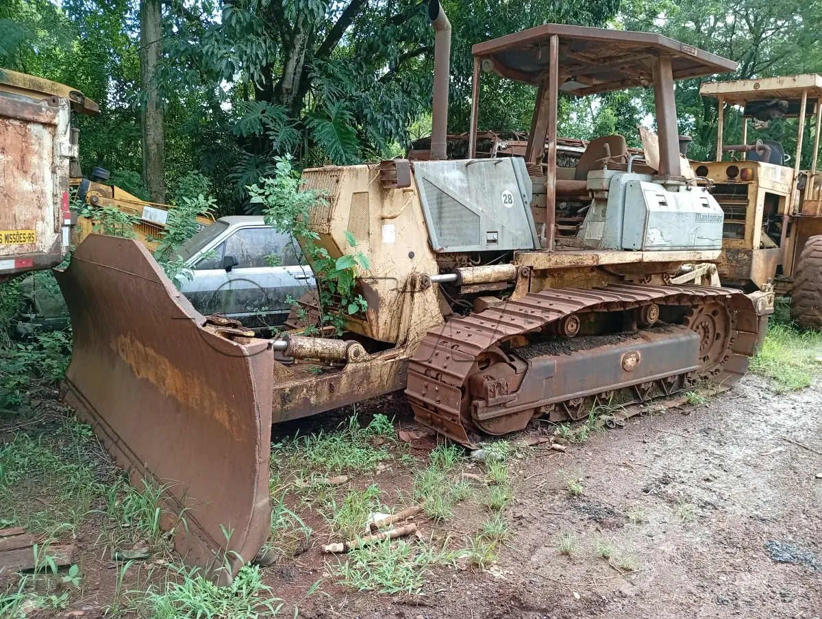 LOTE 010 - MÁQUINA RODOVIÁRIA - TRATOR ESTEIRA, marca KOMATSU modelo D41E-6,