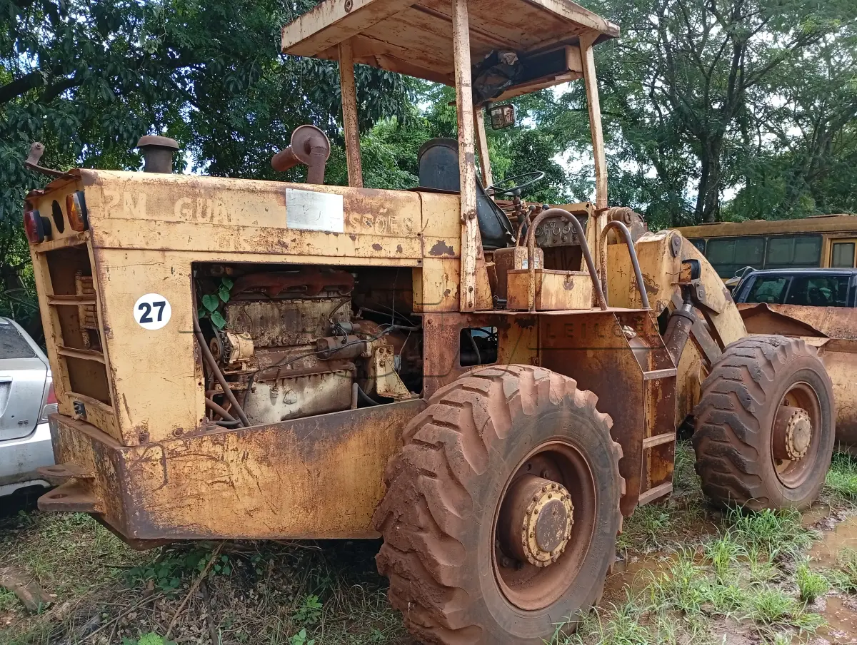 LOTE 021 - MÁQUINA RODOVIÁRIA – PÁ CARREGADEIRA FIAT-ALLIS M -1900-B com caçamba frontal 2.1/2 JC,