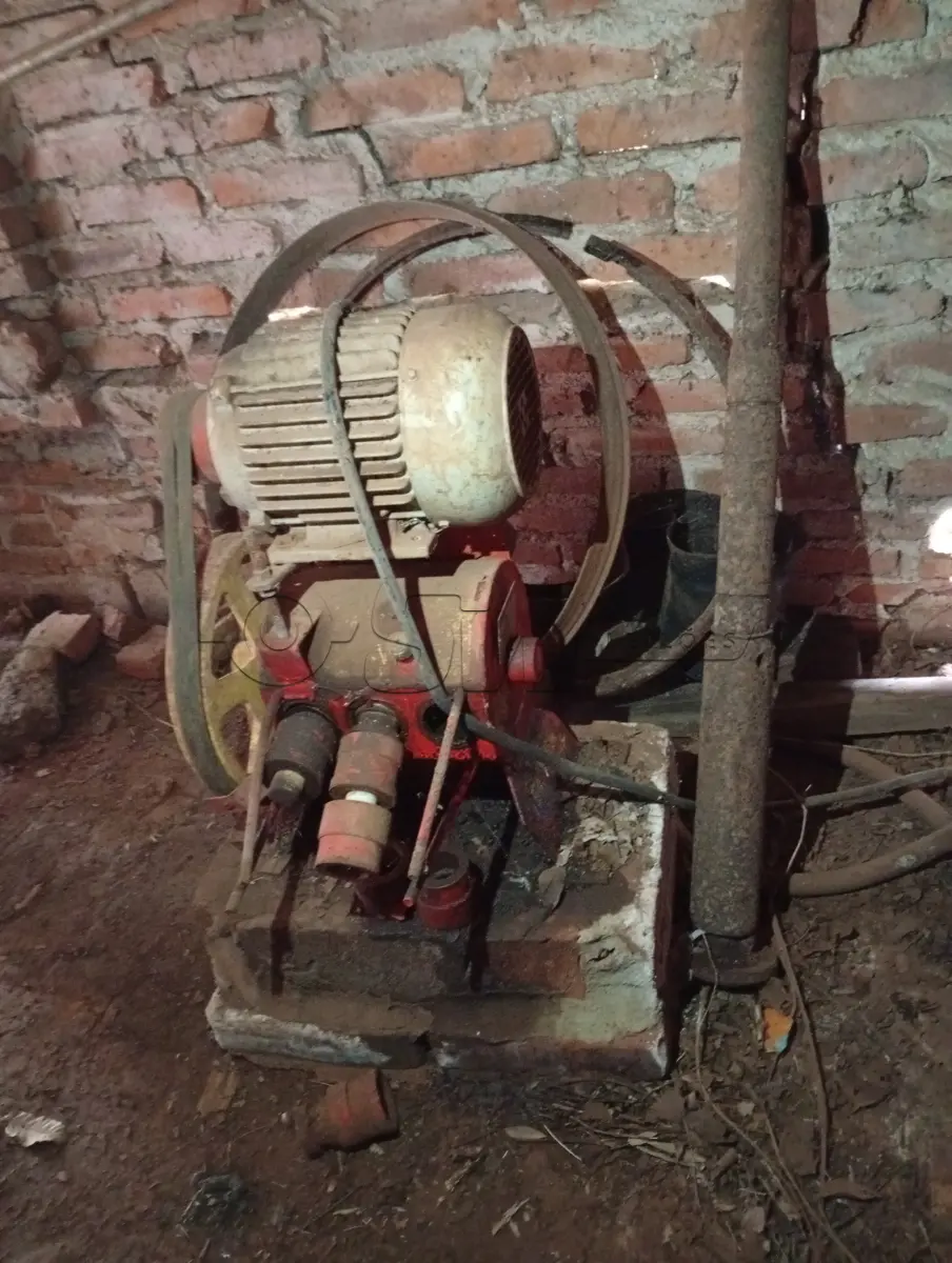 LOTE 020 - BOMBA PARA LAVAGEM DE VEÍCULOS, com motor de 3 CV, marca EBERLE, nº 0203 sem uso, está estragada.