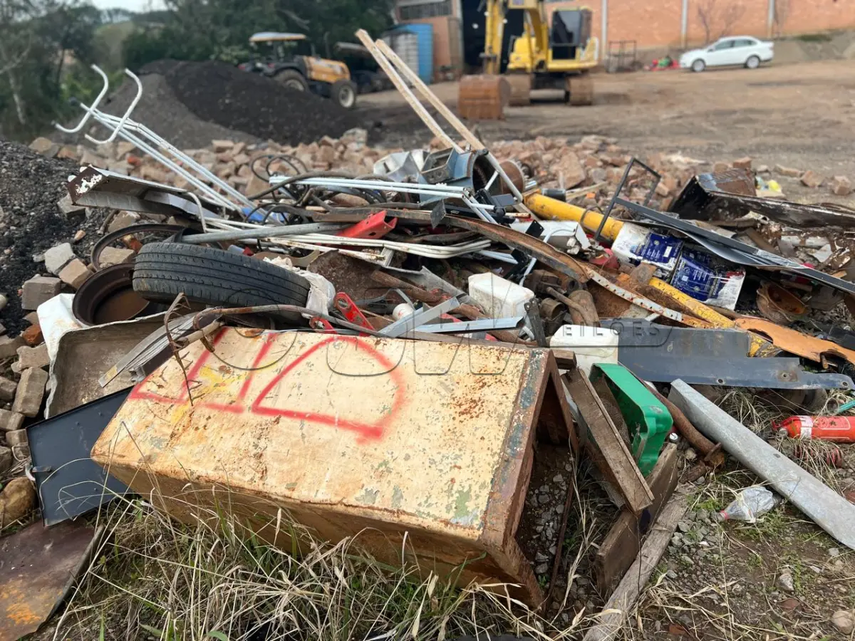 LOTE 006 - lote de sucatas, composto por diversos tipos de sucatas