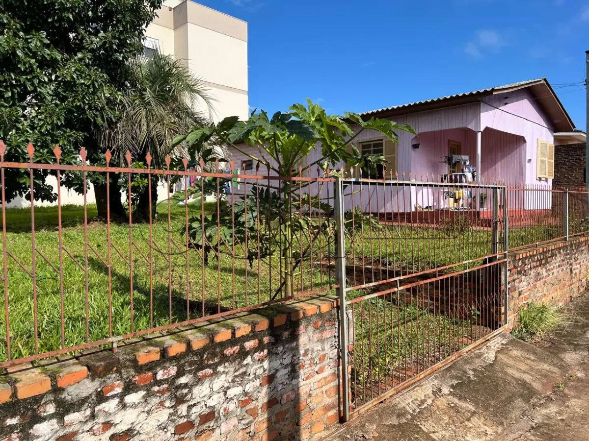 LOTE 001 - Casa de madeira  e lote urbano no município de Guarani das Missões