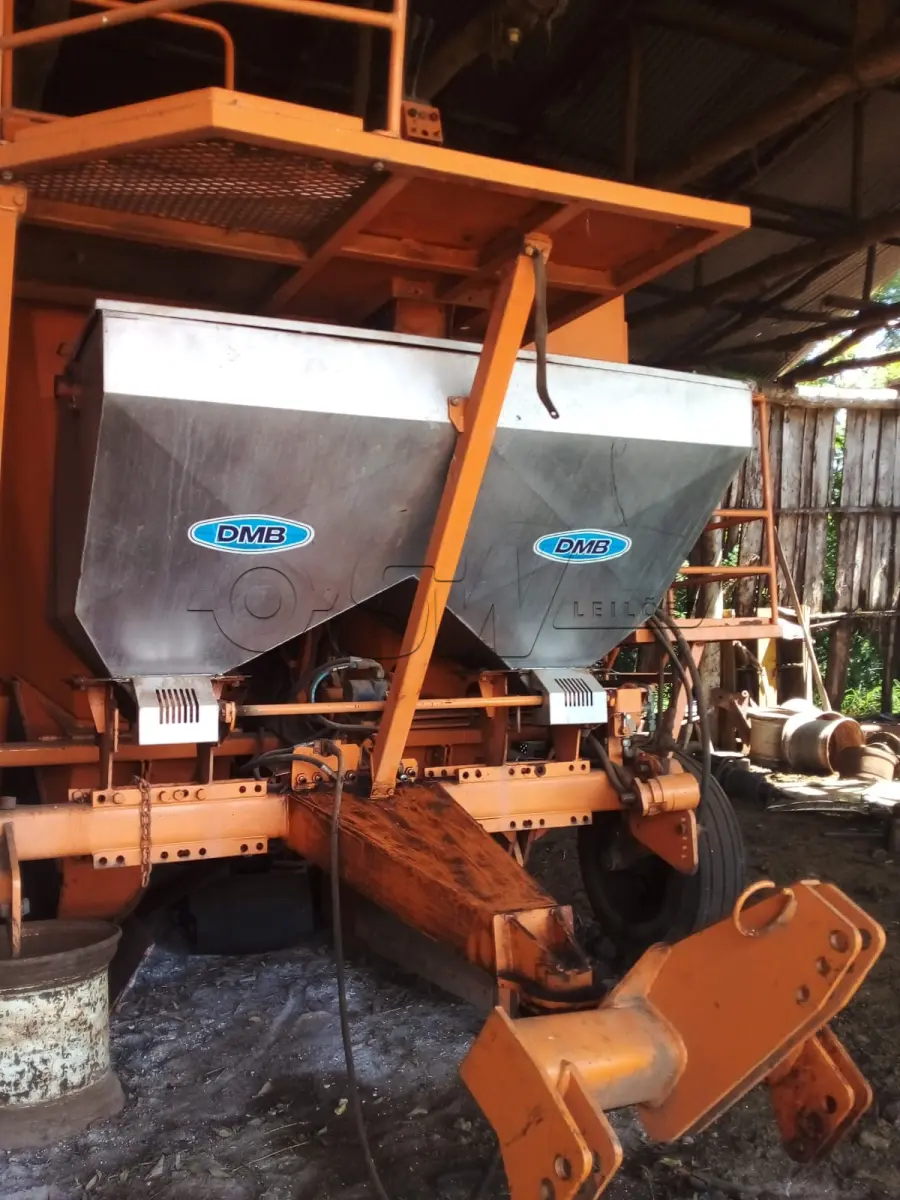 LOTE 004 - Plantadora de cana de açúcar picada.