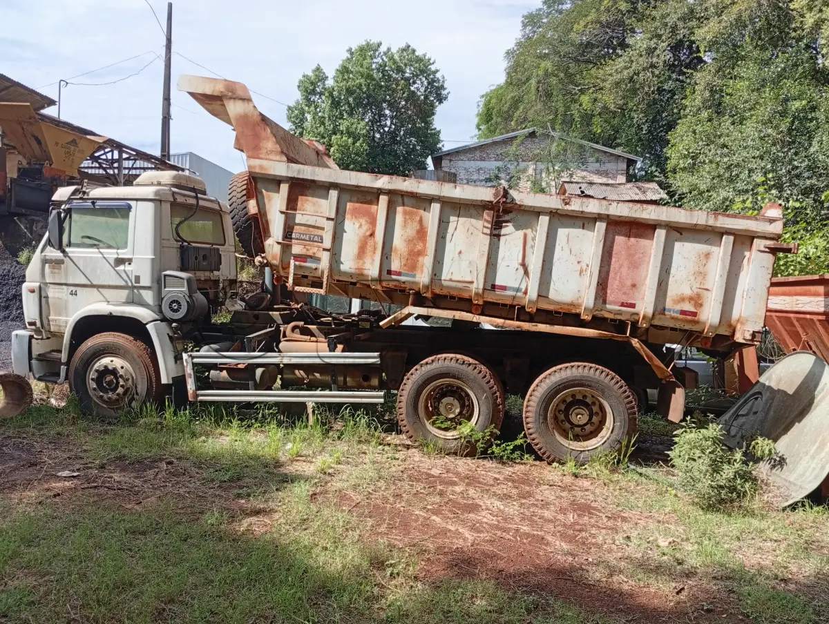 LOTE 022 - CAMINHÃO CAÇAMBA, placas  JZO8227, RENAVAM 00785152881,