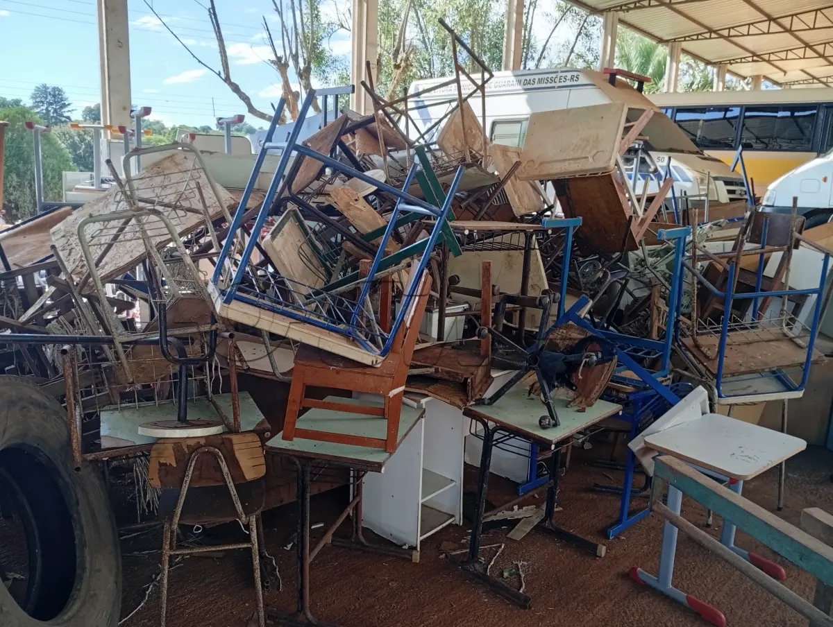 LOTE 024 - MOBILIÁRIO EM GERAL composto por armários, classes escolares, cadeiras, mesas entre outros.