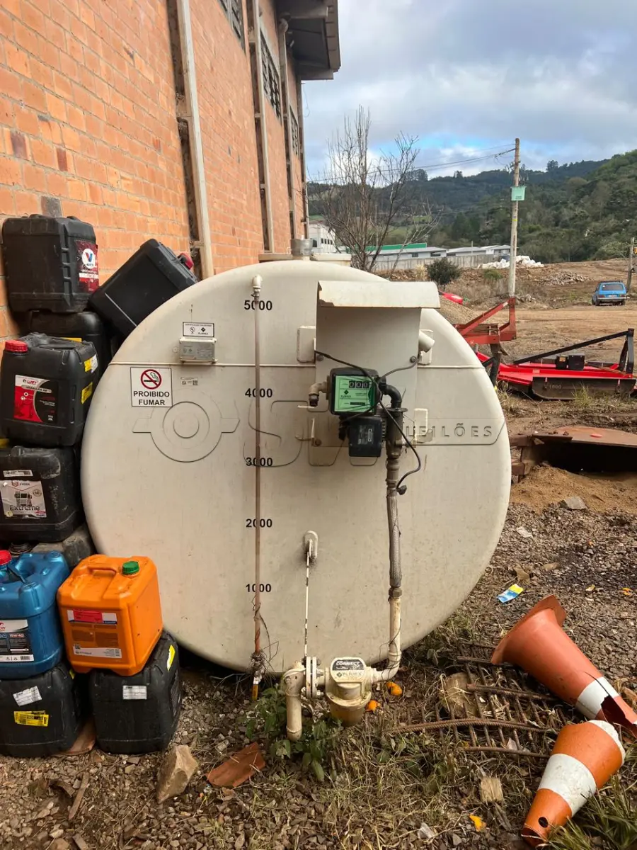 LOTE 022 - Um tanque de combustível com bomba de aferição