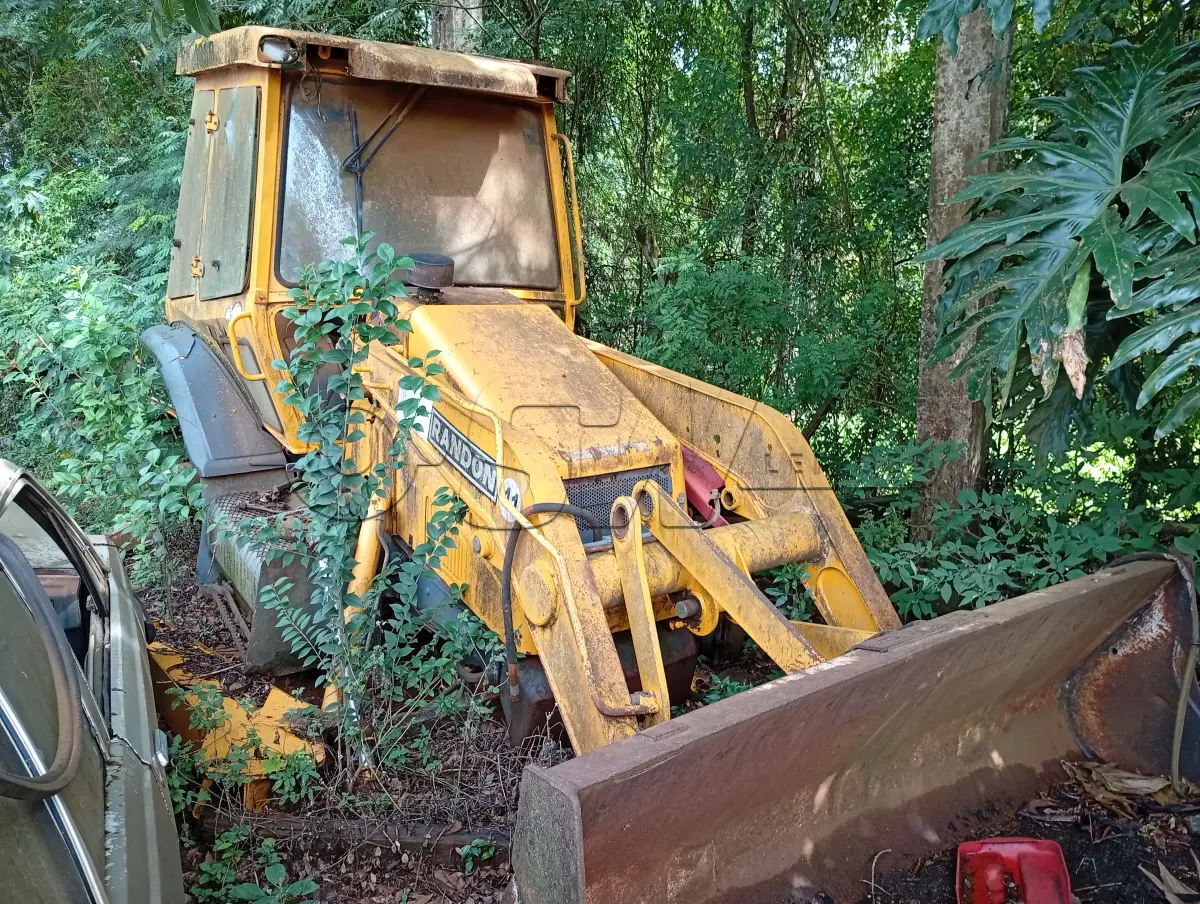 LOTE 011 - MÁQUINA RODOVIÁRIA - RETROESCAVADEIRA, RANDON, modelo RK-406B 4x4,