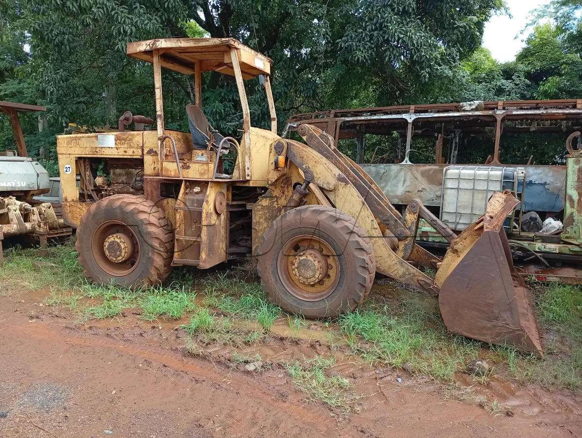 LOTE 021 - MÁQUINA RODOVIÁRIA – PÁ CARREGADEIRA FIAT-ALLIS M -1900-B com caçamba frontal 2.1/2 JC,