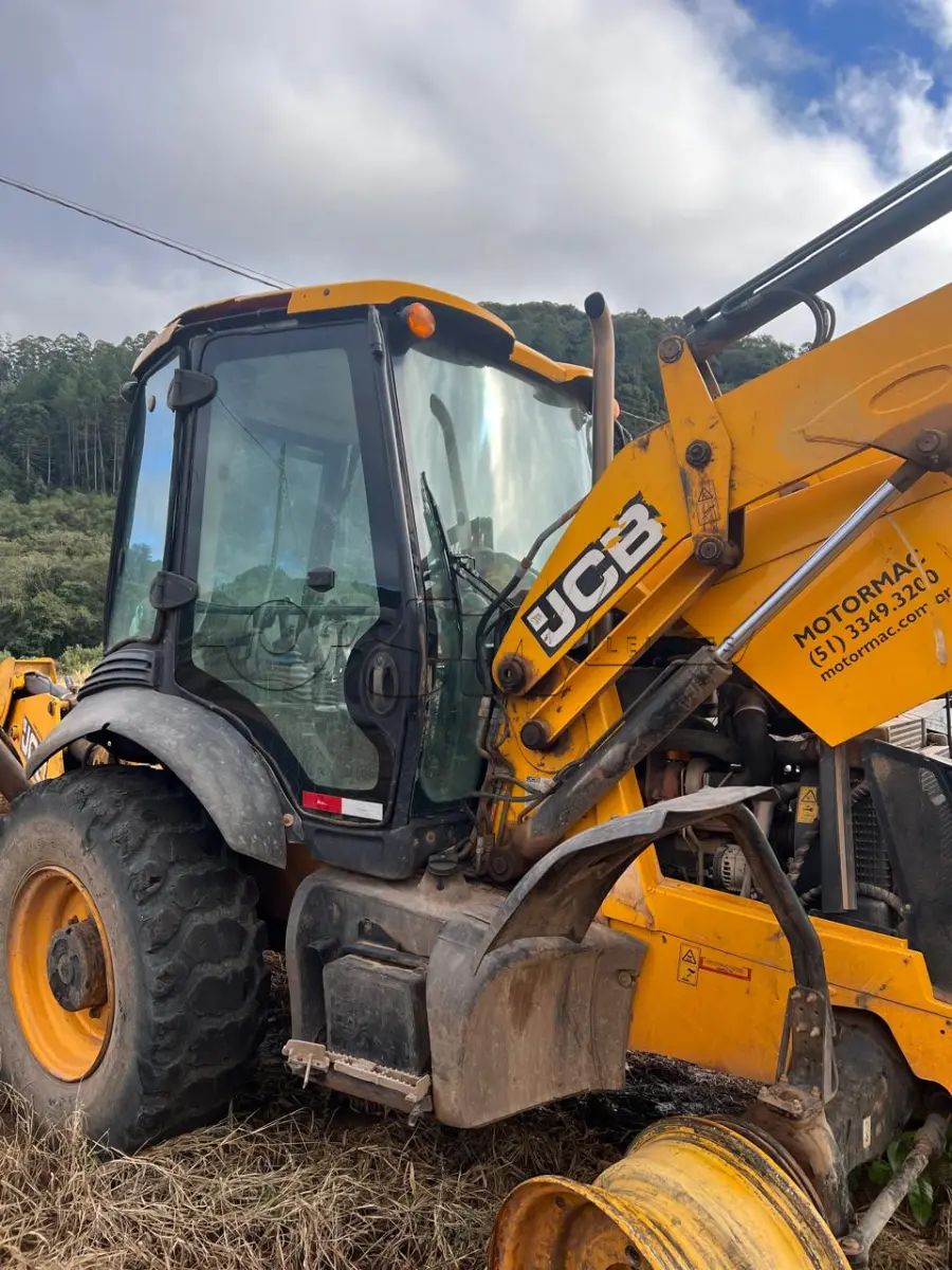 LOTE 004 - Retroescavadeira Articulada, marca JCB, equipada com concha dianteira vazada