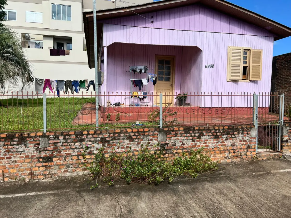 LOTE 001 - Casa de madeira  e lote urbano no município de Guarani das Missões