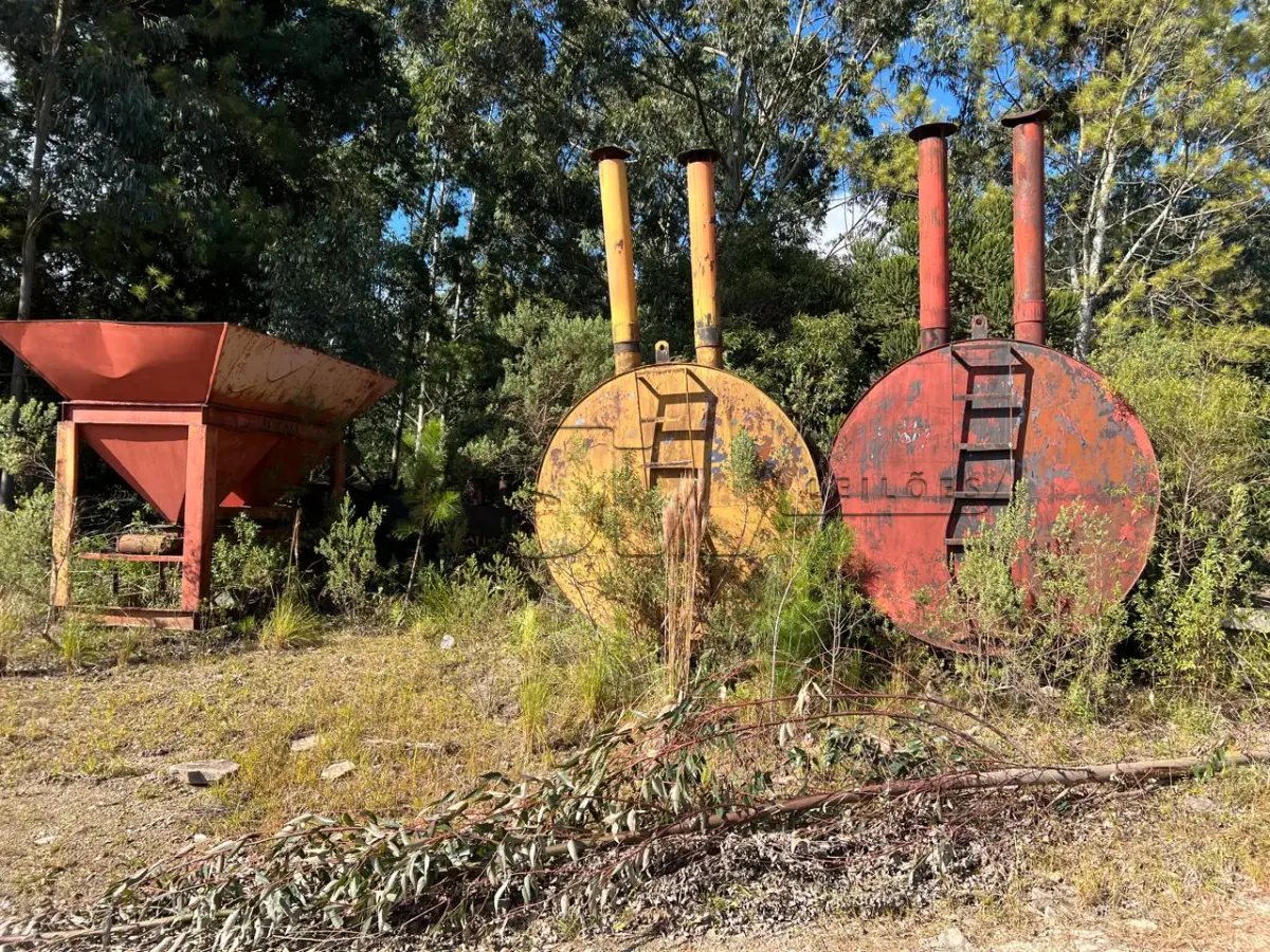 LOTE 007 - usina de asfalto frio, marca cifali, composta de um funil e esteira sem motor, três tanques metálicos para emulsão asfáltica