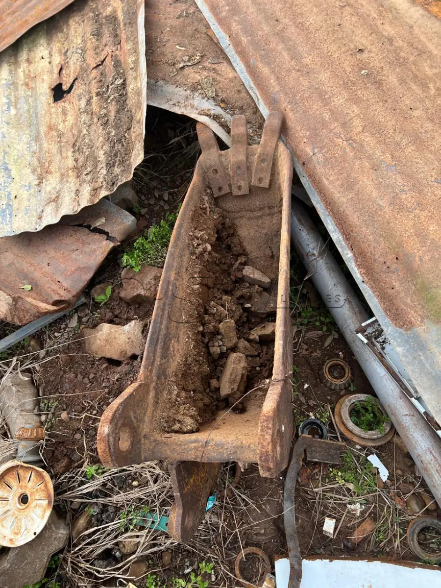 LOTE 014 - Lote composto de três conchas para retroescavadeiras e uma lâmina para moto niveladora.