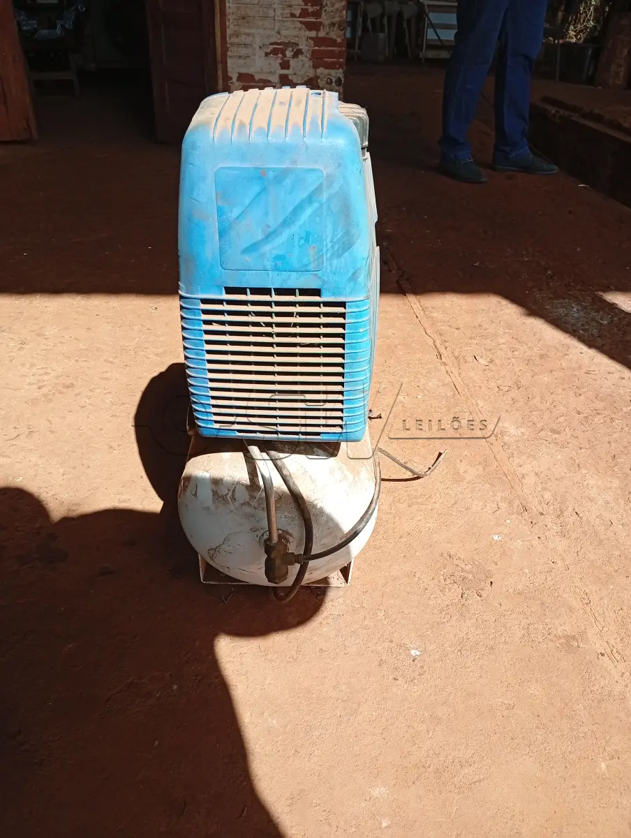 LOTE 025 - COMPRESSOR DE AR  na cor branca e azul, marca CD FIAC, vazão 170, preção 8, reservatório 24 litros