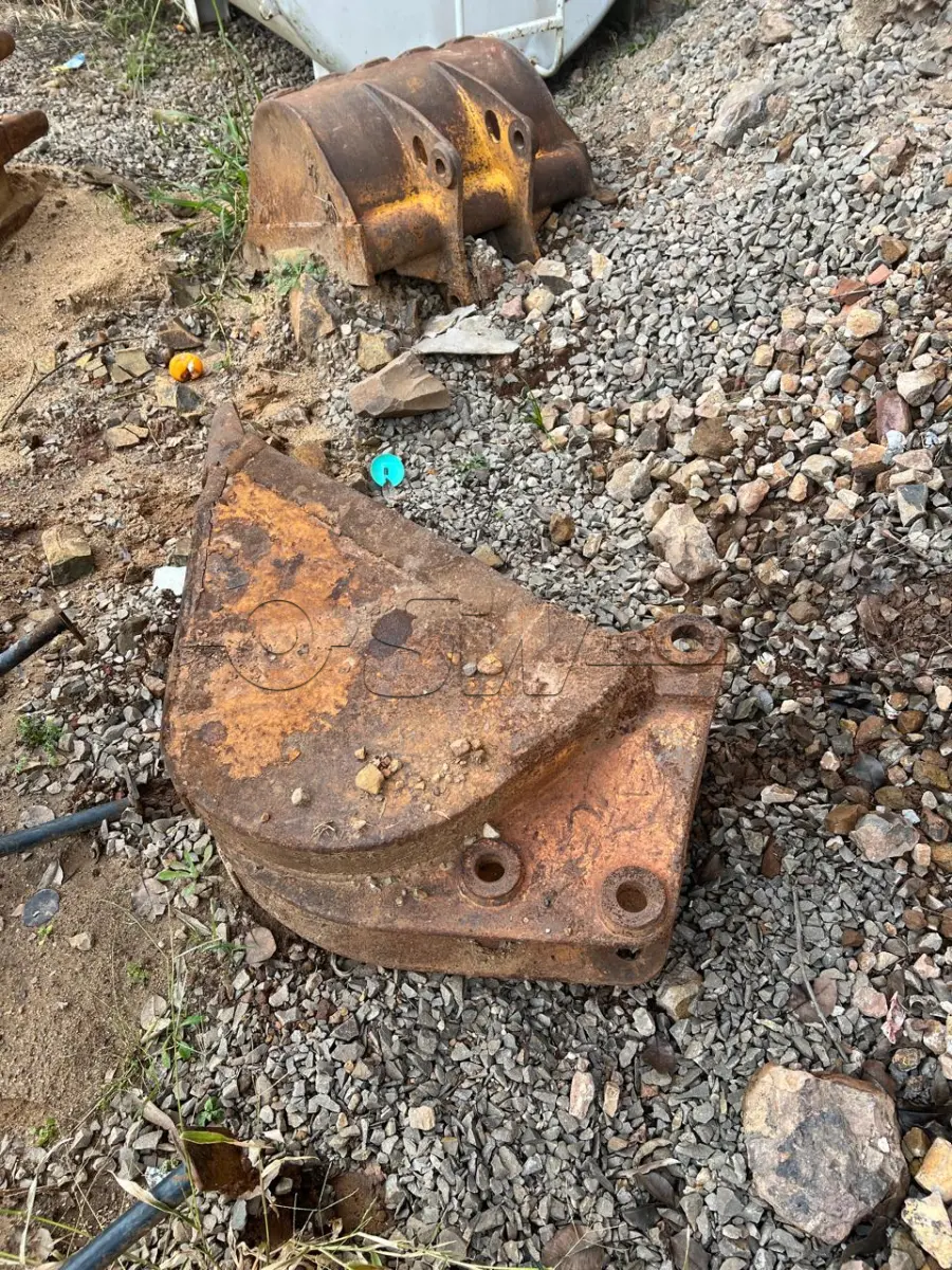 LOTE 014 - Lote composto de três conchas para retroescavadeiras e uma lâmina para moto niveladora.