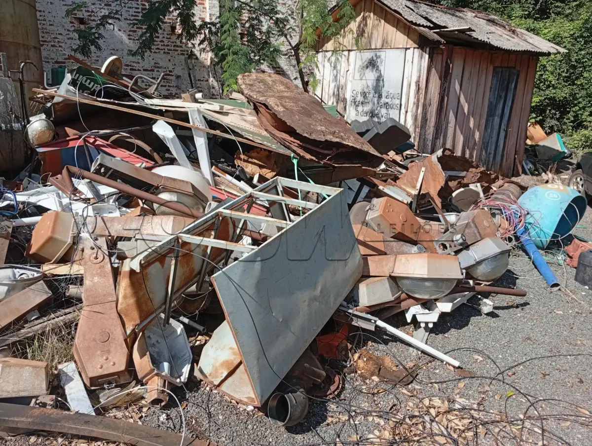 LOTE 015 - FERRO VELHO, COMPOSTO POR DIVERSOS TIPOS DE FERRO E LATAS