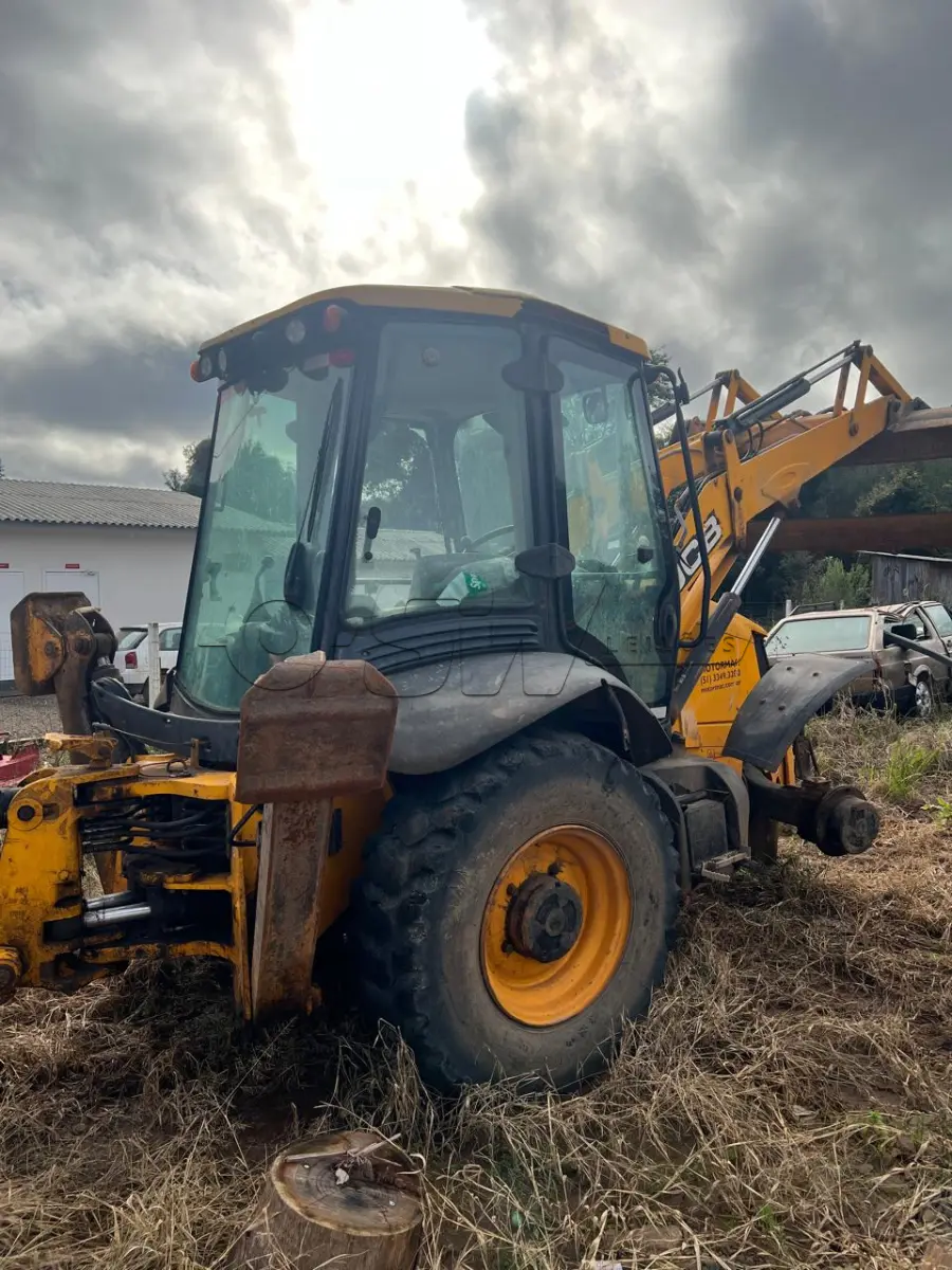 LOTE 004 - Retroescavadeira Articulada, marca JCB, equipada com concha dianteira vazada