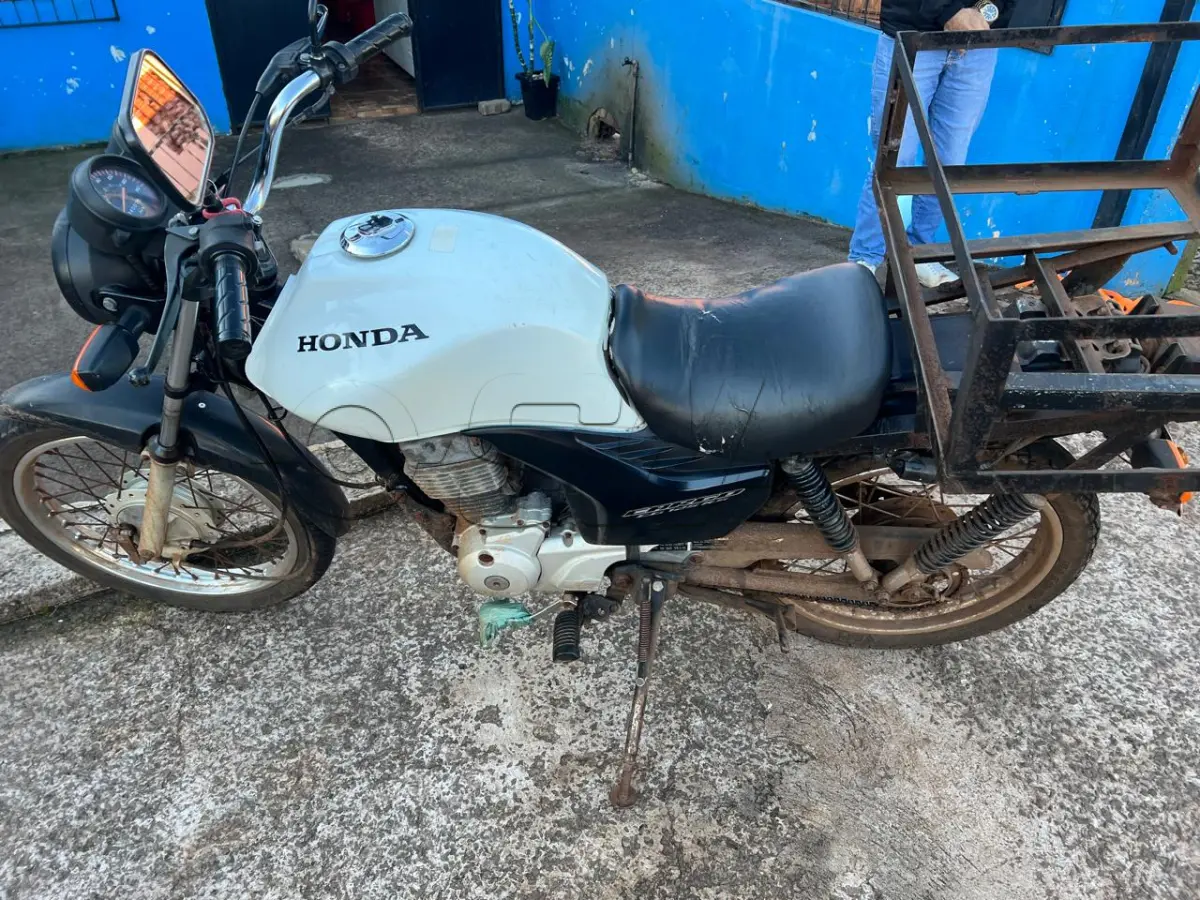 LOTE 001 - Uma motocicleta HONDA CG 125 CARGO KS Placa: IWP7129