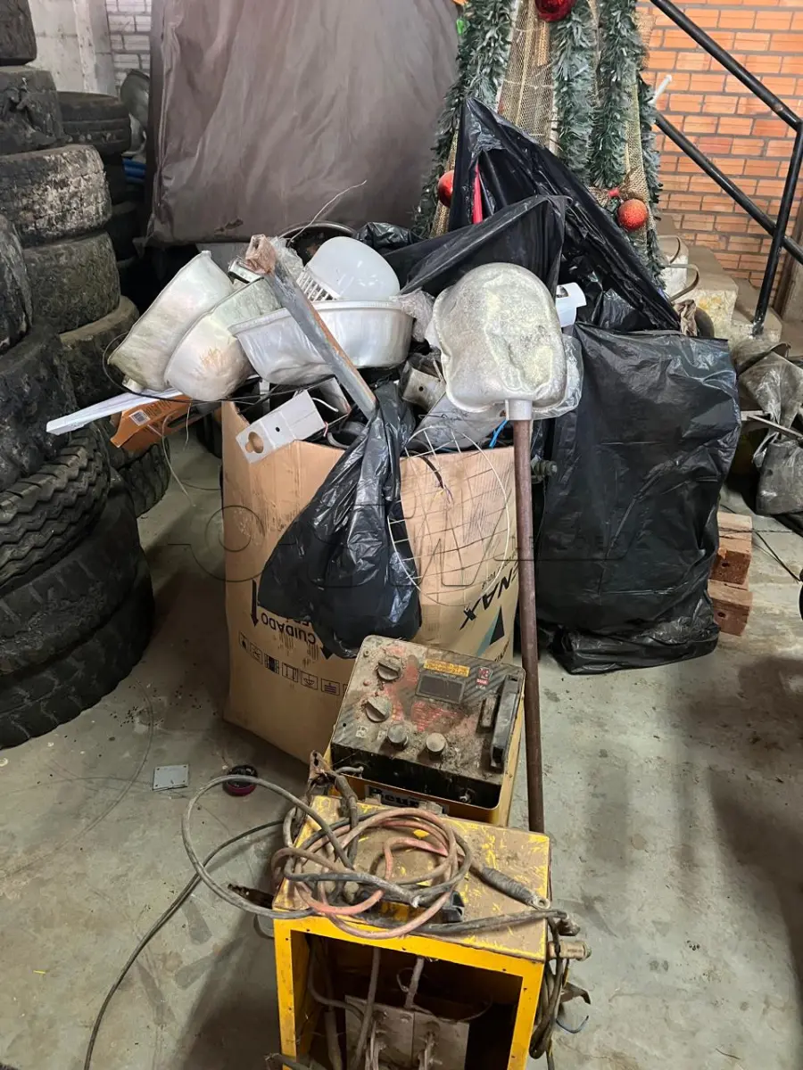 LOTE 021 - sucatas, um carregador de bateria, um compressor odontológico e um cofre metálico