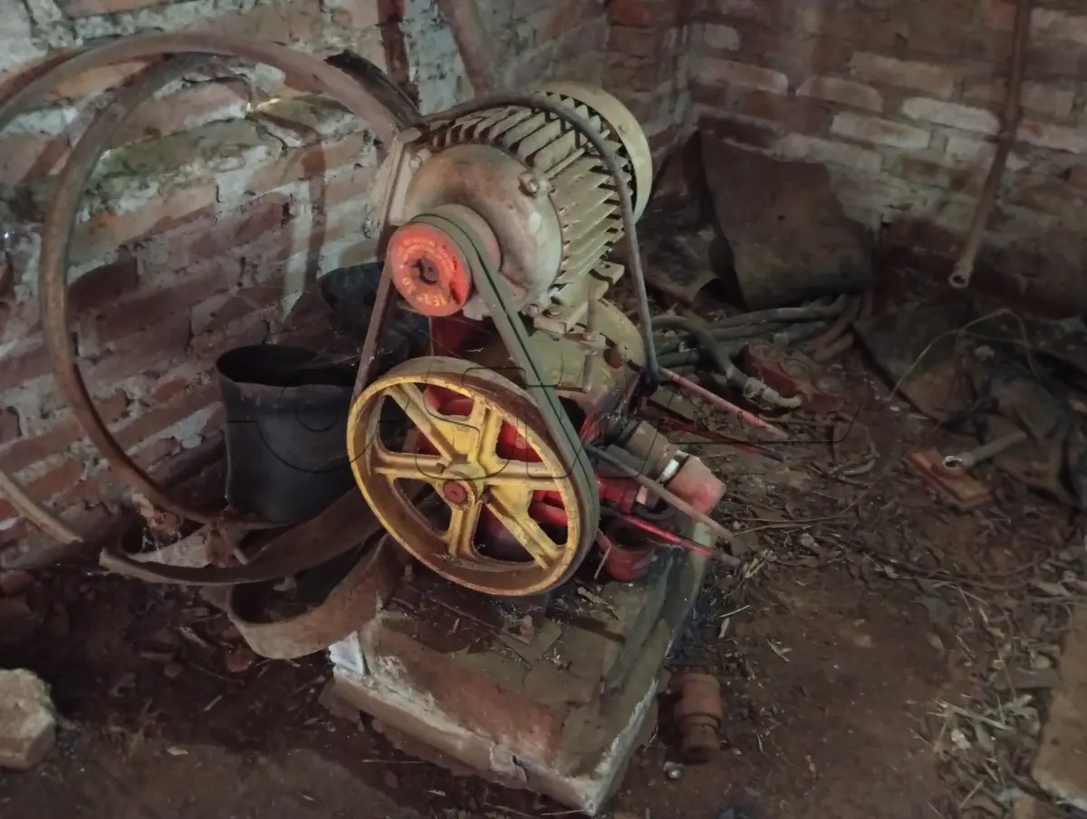 LOTE 020 - BOMBA PARA LAVAGEM DE VEÍCULOS, com motor de 3 CV, marca EBERLE, nº 0203 sem uso, está estragada.