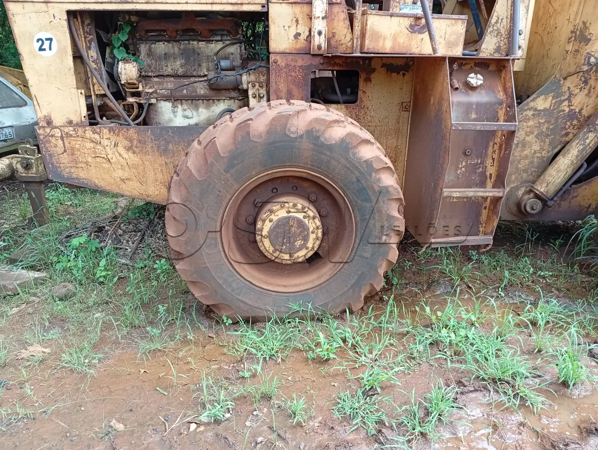LOTE 021 - MÁQUINA RODOVIÁRIA – PÁ CARREGADEIRA FIAT-ALLIS M -1900-B com caçamba frontal 2.1/2 JC,