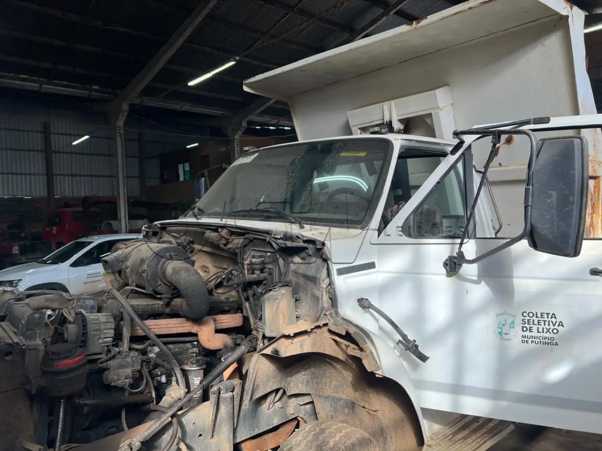 LOTE 001 - Caminhão FORD/F14000 HD; Placa IJB4975, ANO/MOD: 1998