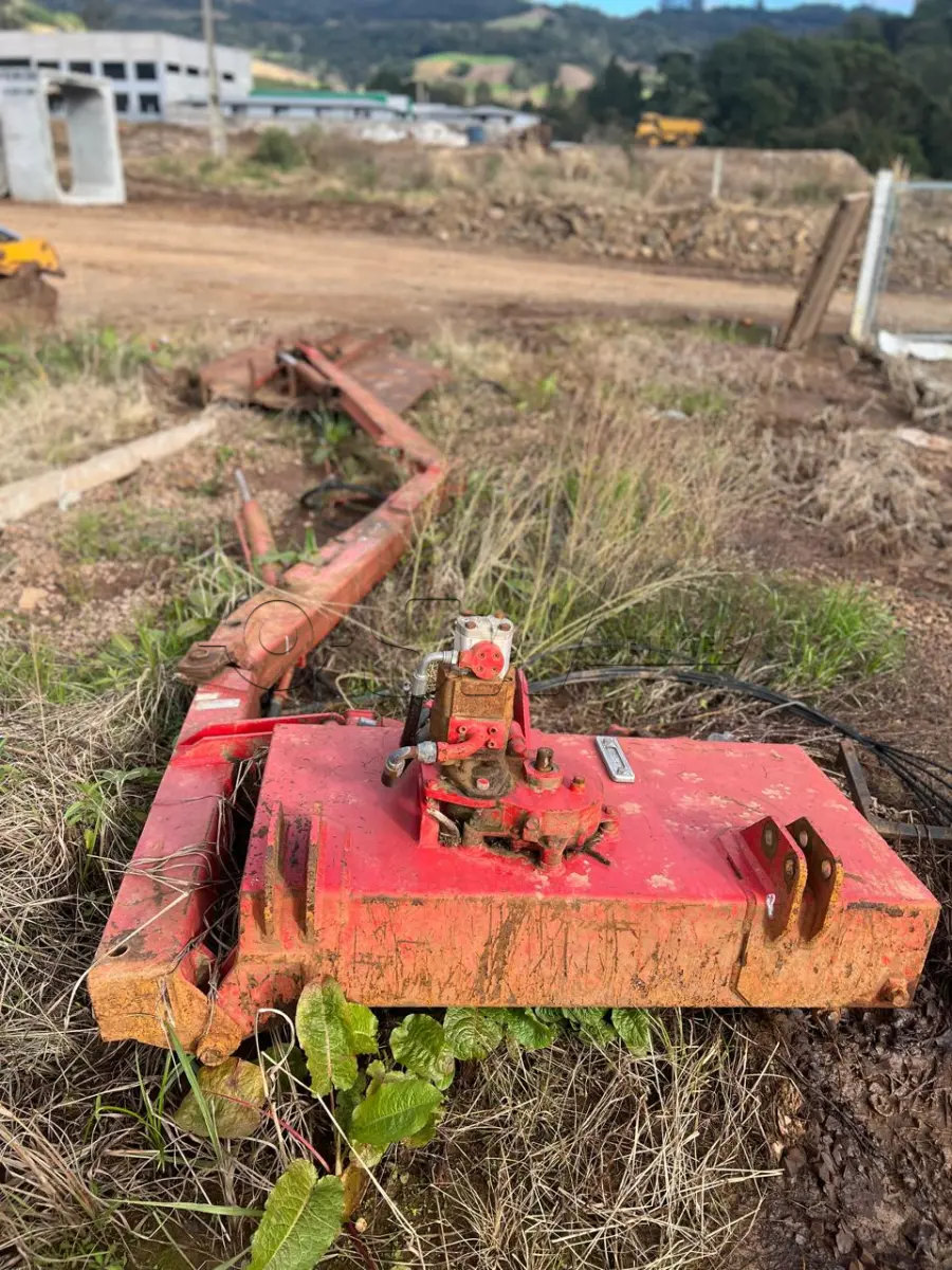 LOTE 013 - Roçadeira articulada faltando peças (sucata)