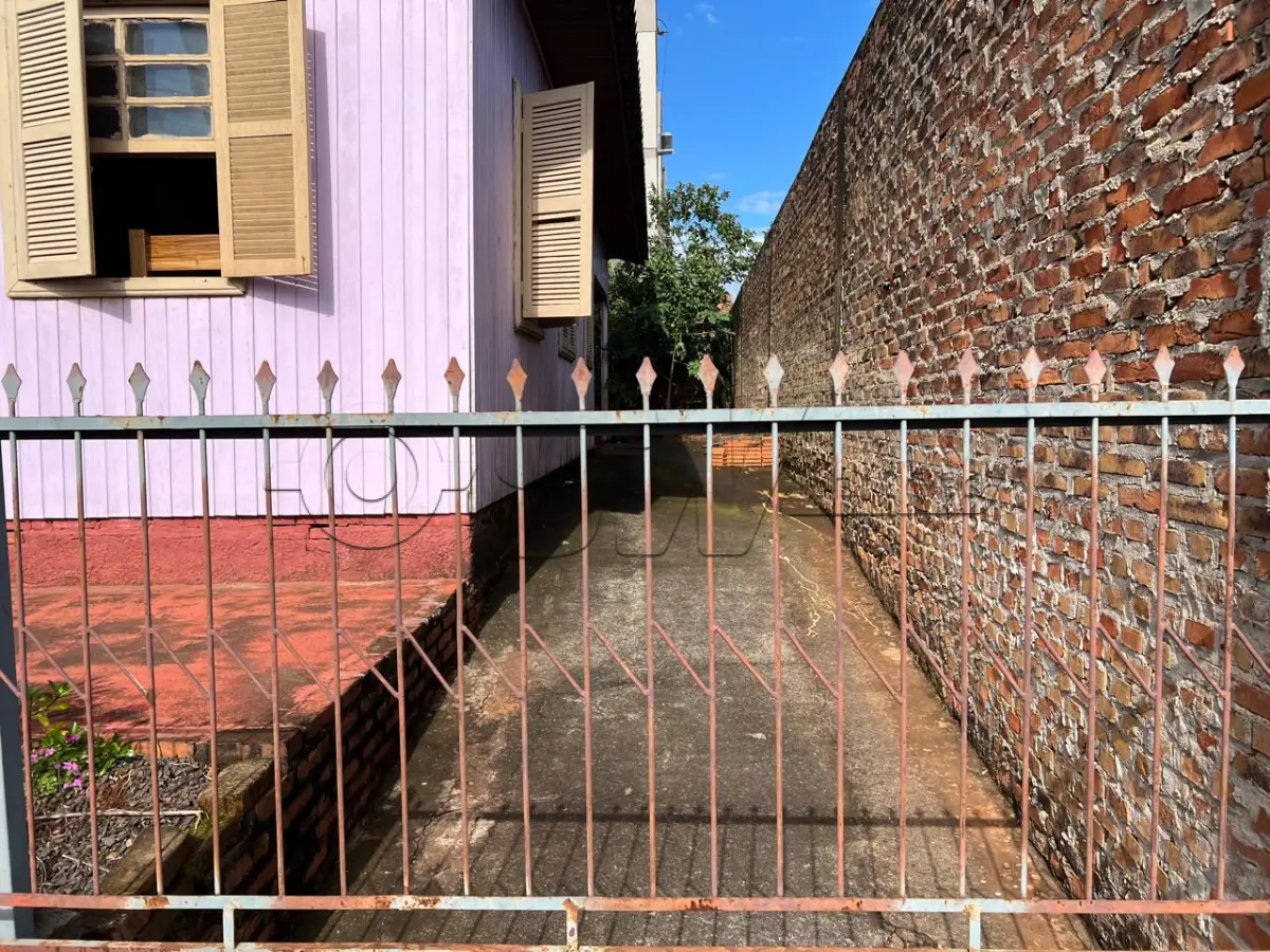 LOTE 001 - Casa de madeira  e lote urbano no município de Guarani das Missões