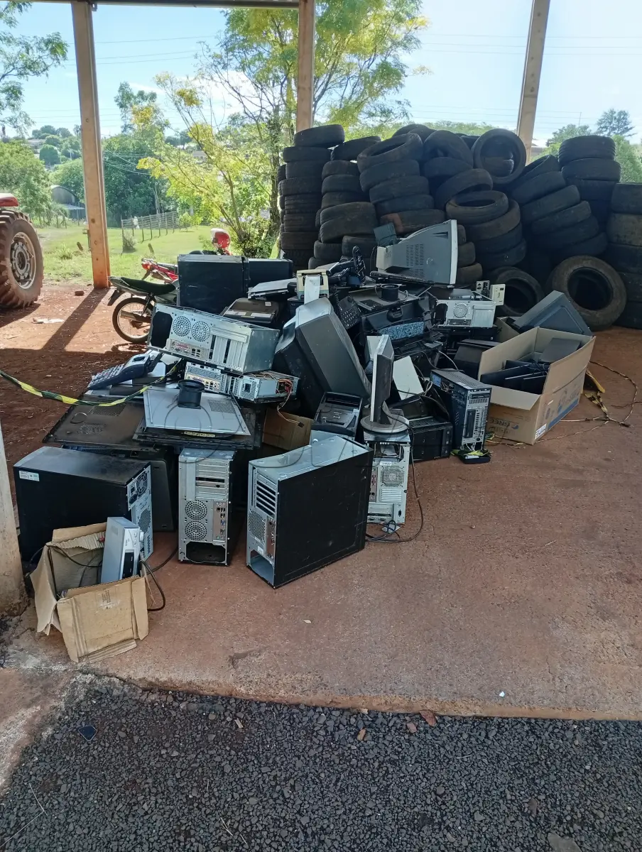 LOTE 027 - CARCAÇAS E EQUIPAMENTOS DE INFORMÁTICA (monitores, CPUs, estabilizadores entre outros.