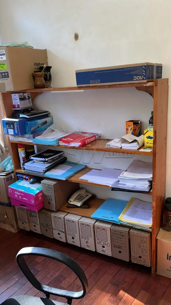 LOTE 023 - Lote de moveis de escritório, composto de arquivos de aço, cadeiras, prateleira e balcão