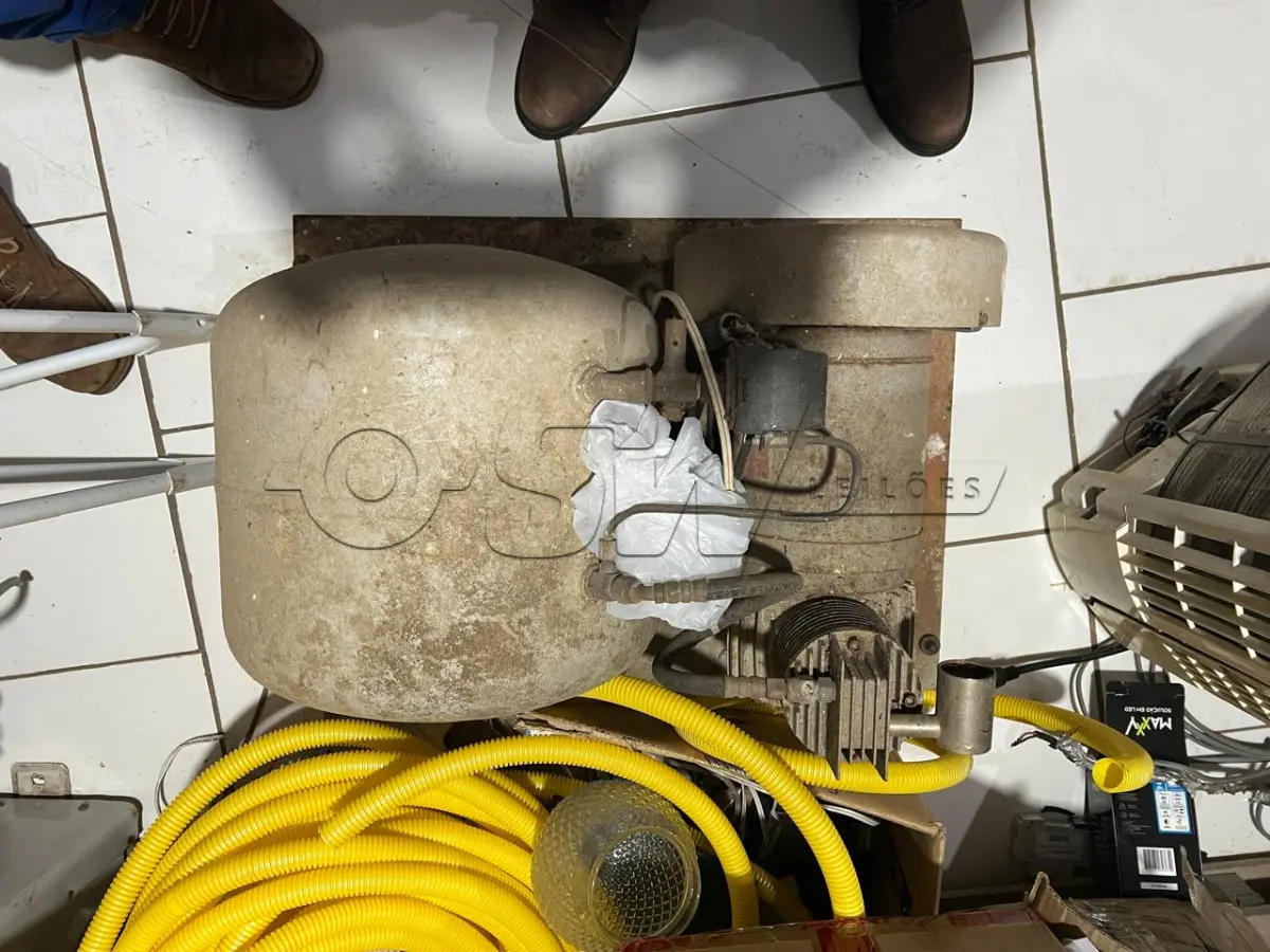 LOTE 021 - sucatas, um carregador de bateria, um compressor odontológico e um cofre metálico