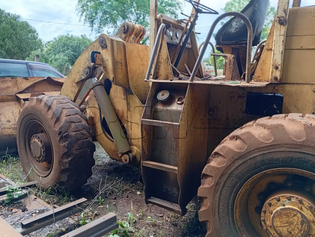 LOTE 021 - MÁQUINA RODOVIÁRIA – PÁ CARREGADEIRA FIAT-ALLIS M -1900-B com caçamba frontal 2.1/2 JC,