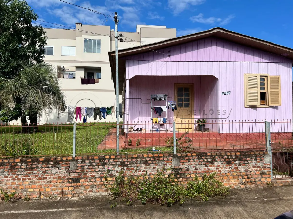 LOTE 001 - Casa de madeira  e lote urbano no município de Guarani das Missões