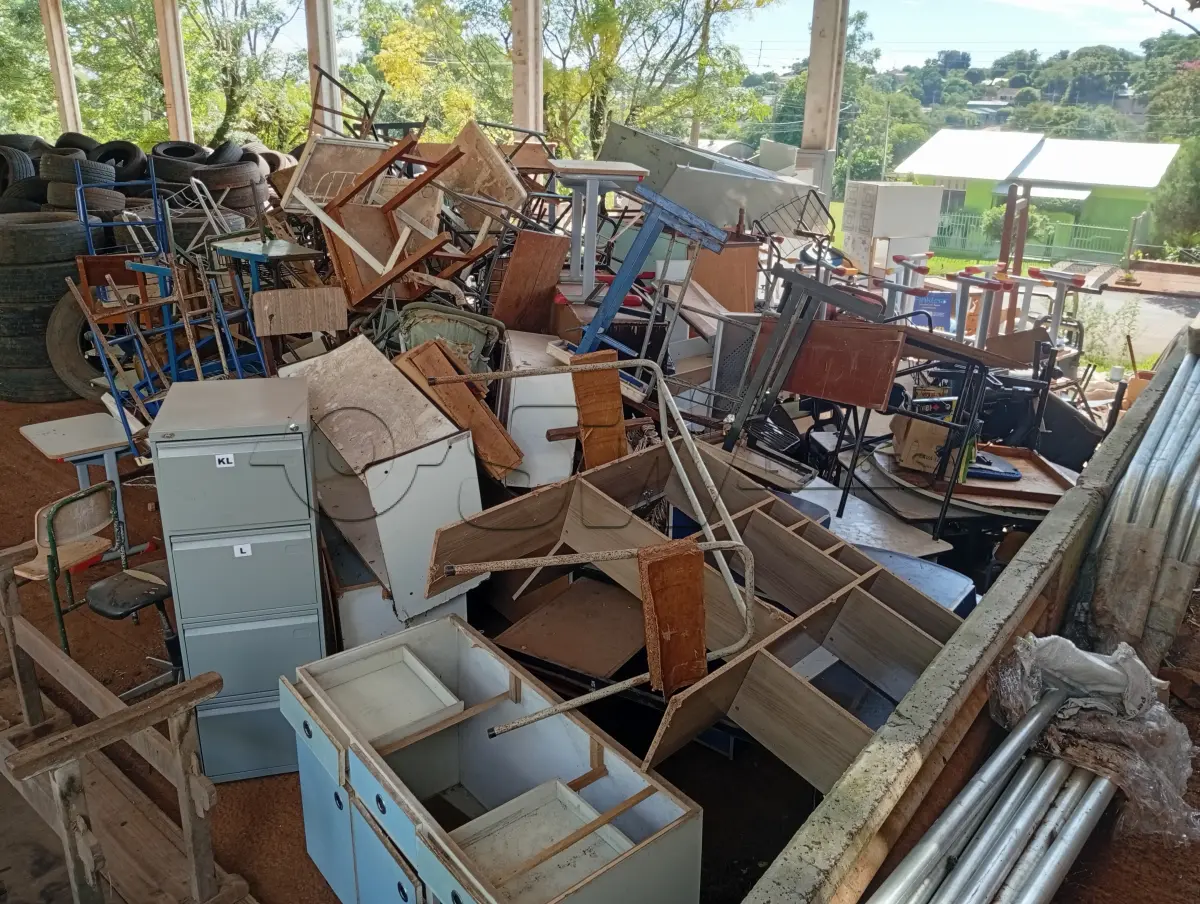 LOTE 024 - MOBILIÁRIO EM GERAL composto por armários, classes escolares, cadeiras, mesas entre outros.