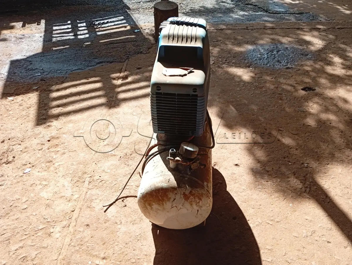 LOTE 025 - COMPRESSOR DE AR  na cor branca e azul, marca CD FIAC, vazão 170, preção 8, reservatório 24 litros