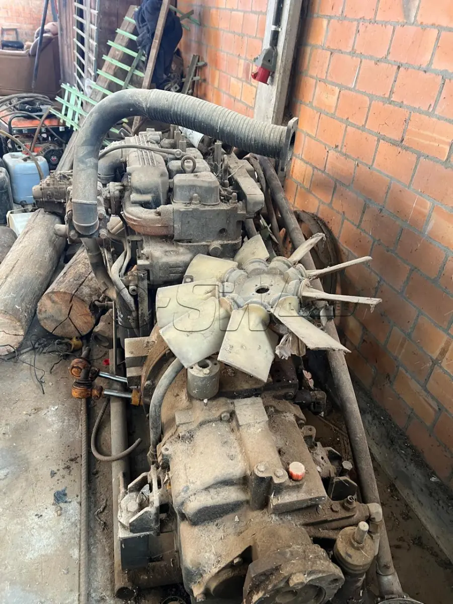 LOTE 019 - Um motor MWM 4 cilindros com bomba hidráulica