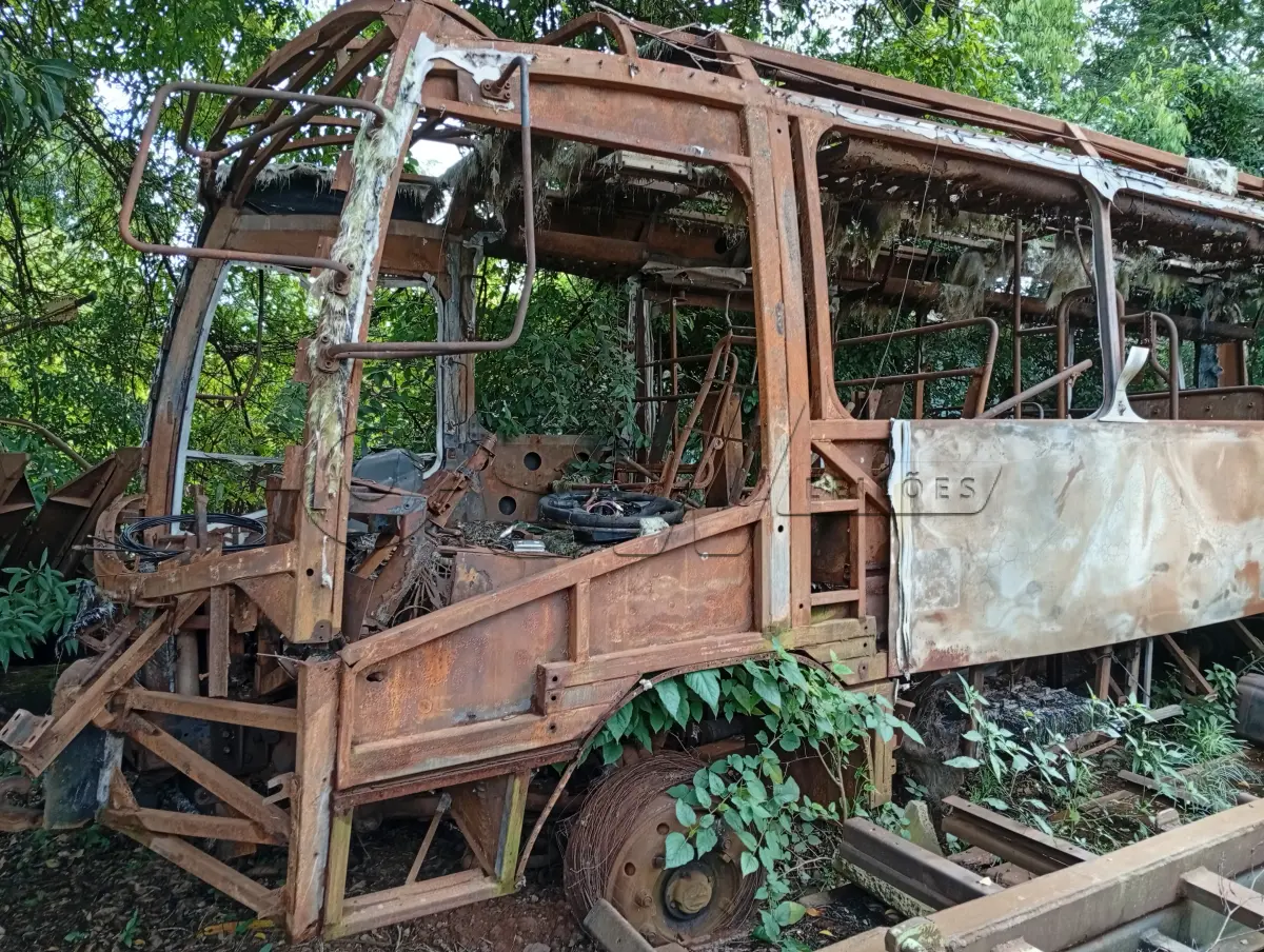 LOTE 015 - FERRO VELHO, COMPOSTO POR DIVERSOS TIPOS DE FERRO E LATAS