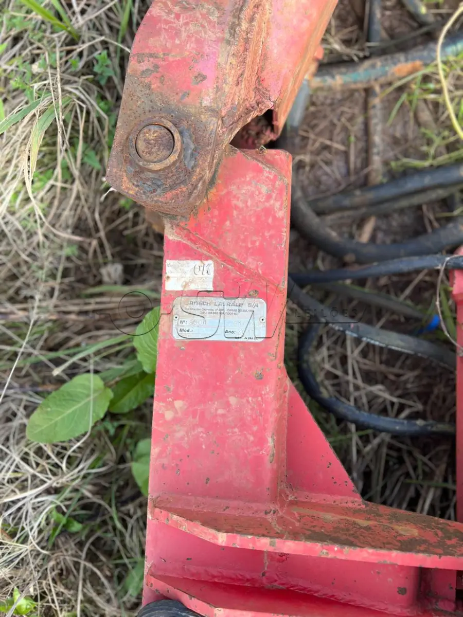 LOTE 013 - Roçadeira articulada faltando peças (sucata)