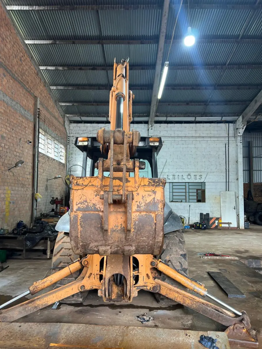 LOTE 005 - Retroescavadeira marca CASE 580, série 3