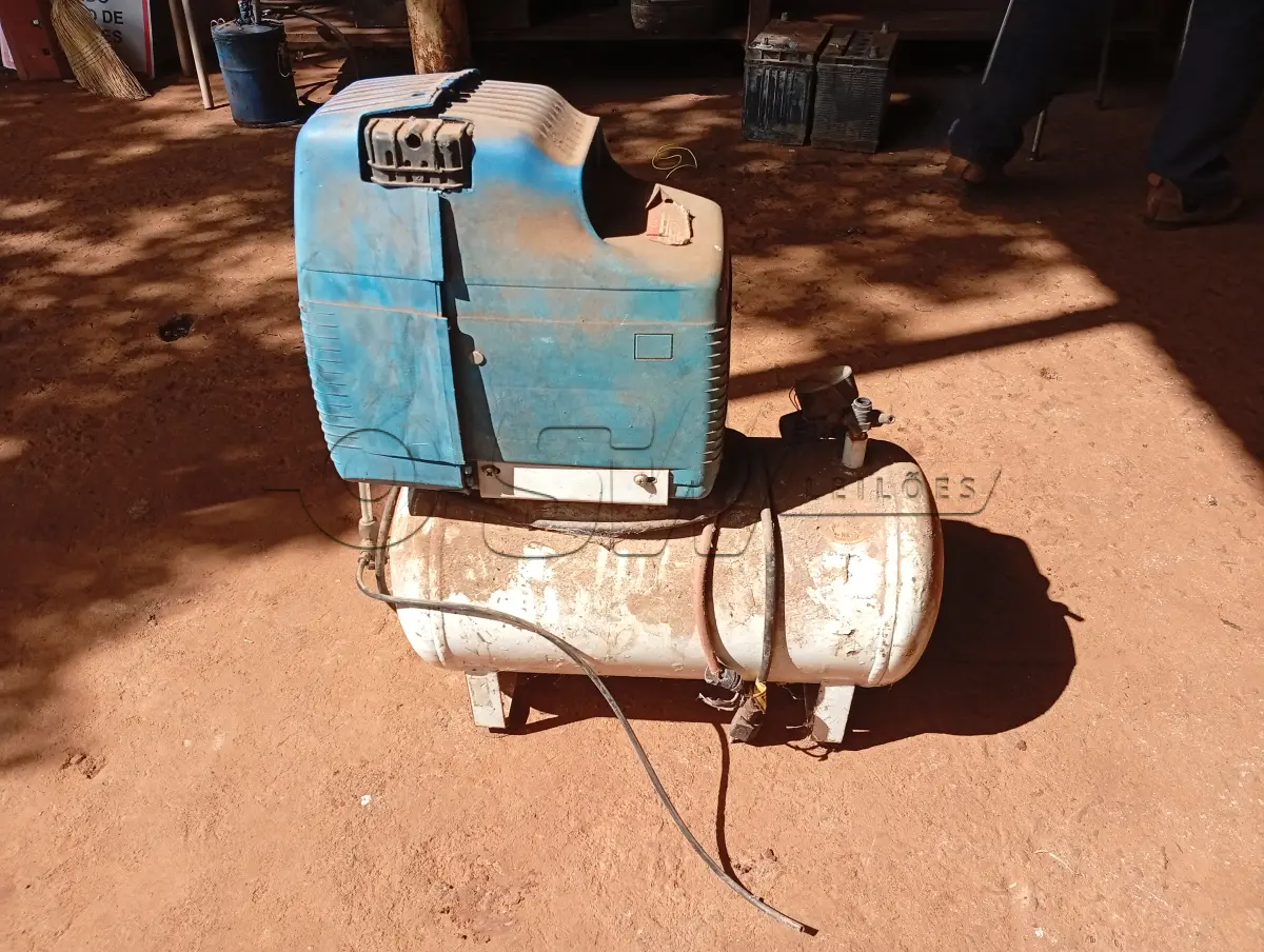 LOTE 025 - COMPRESSOR DE AR  na cor branca e azul, marca CD FIAC, vazão 170, preção 8, reservatório 24 litros