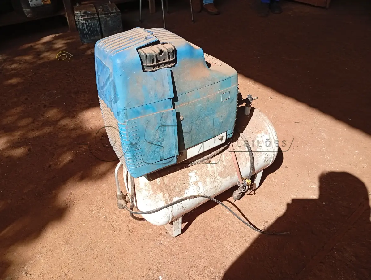 LOTE 025 - COMPRESSOR DE AR  na cor branca e azul, marca CD FIAC, vazão 170, preção 8, reservatório 24 litros