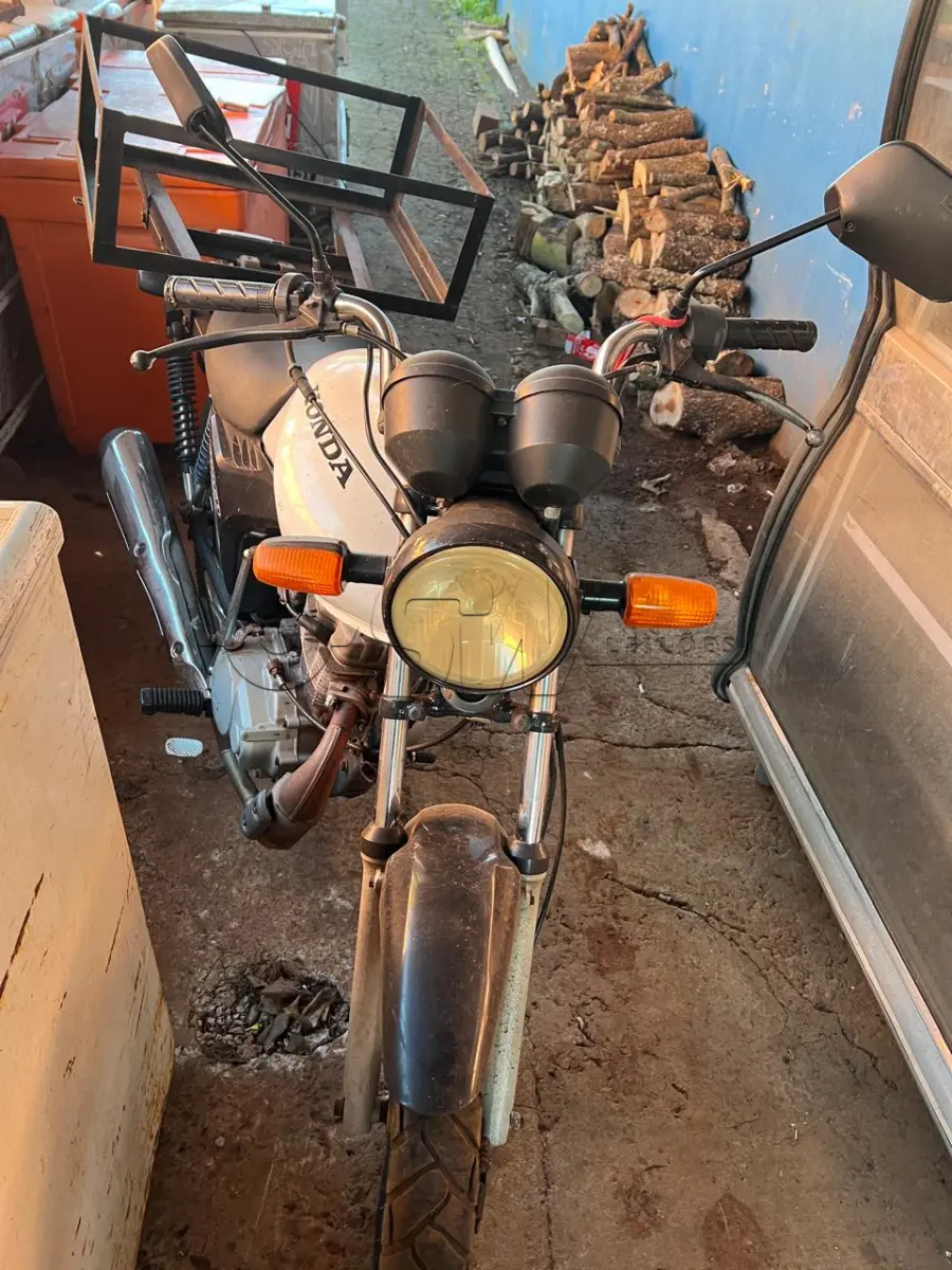 LOTE 002 - Uma motocicleta HONDA CG 125 CARGO KS Placa: IWP7130