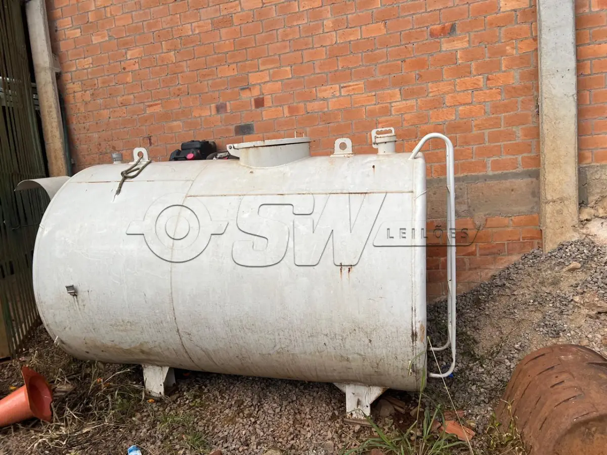 LOTE 022 - Um tanque de combustível com bomba de aferição