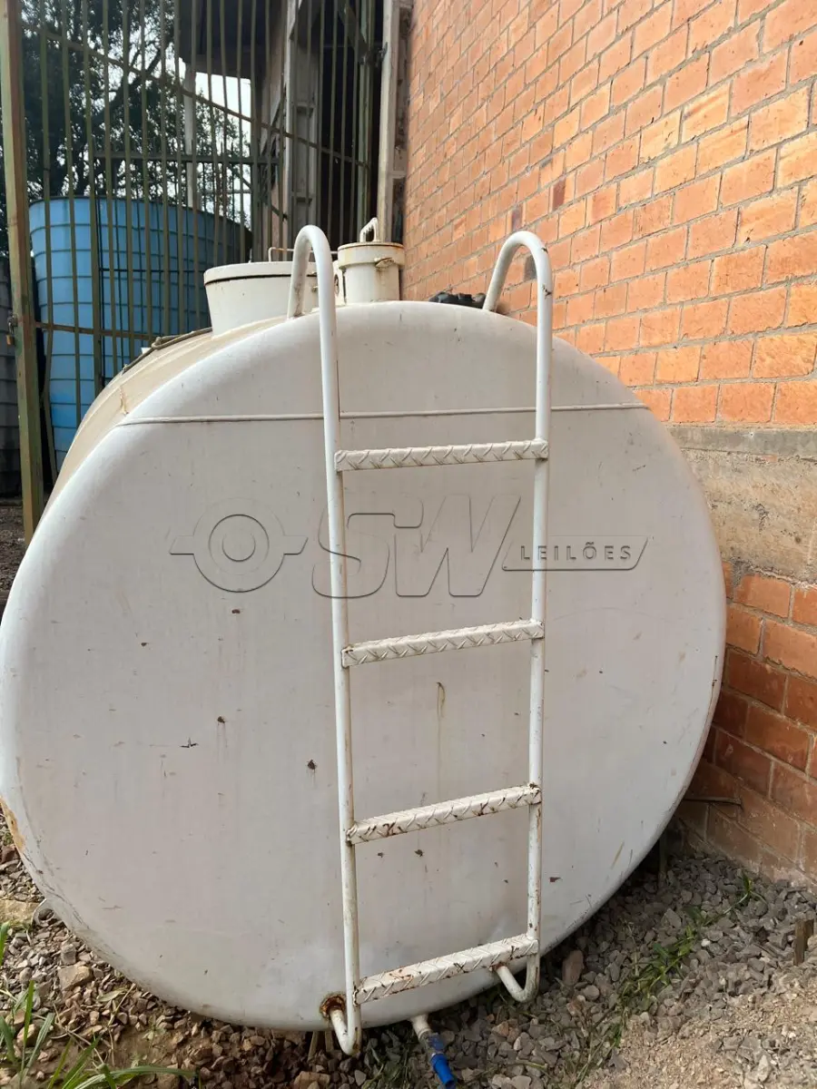 LOTE 022 - Um tanque de combustível com bomba de aferição