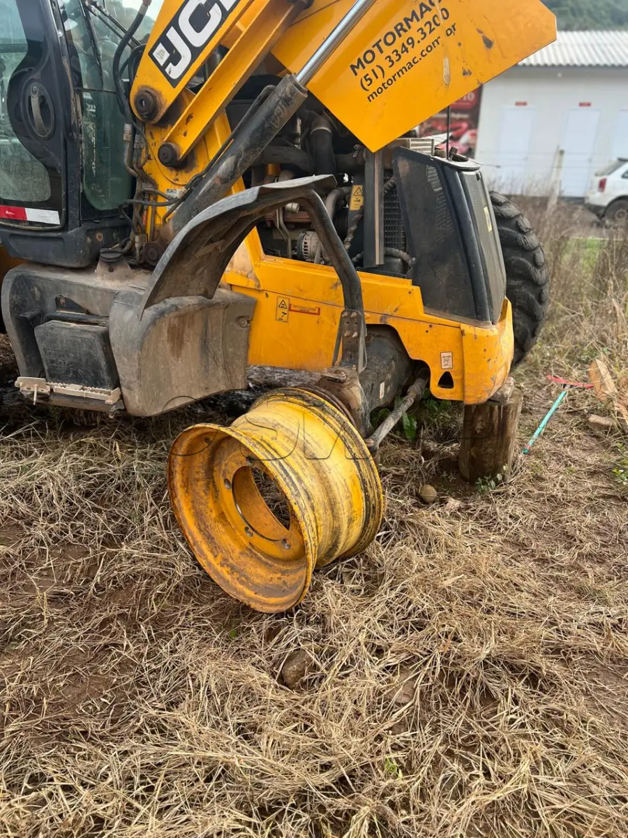 LOTE 004 - Retroescavadeira Articulada, marca JCB, equipada com concha dianteira vazada