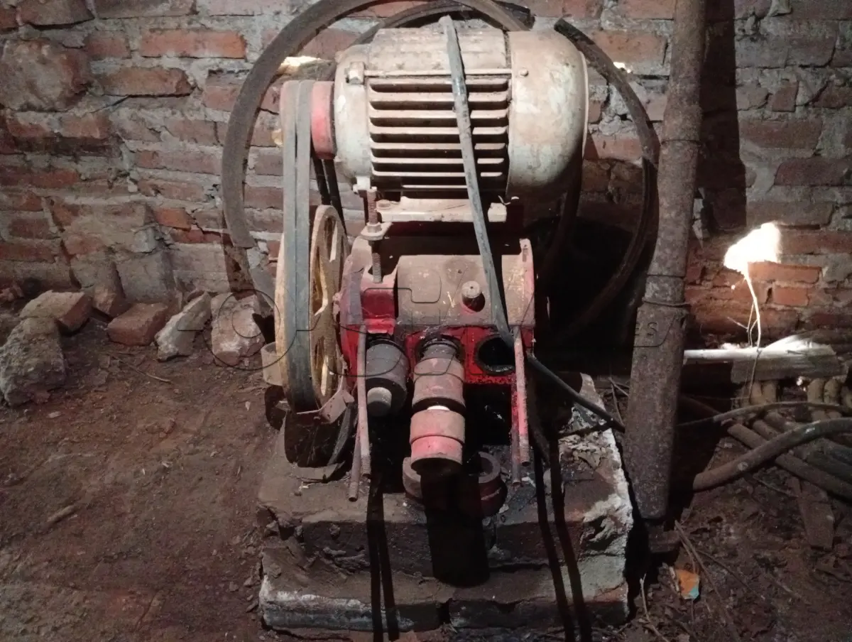 LOTE 020 - BOMBA PARA LAVAGEM DE VEÍCULOS, com motor de 3 CV, marca EBERLE, nº 0203 sem uso, está estragada.