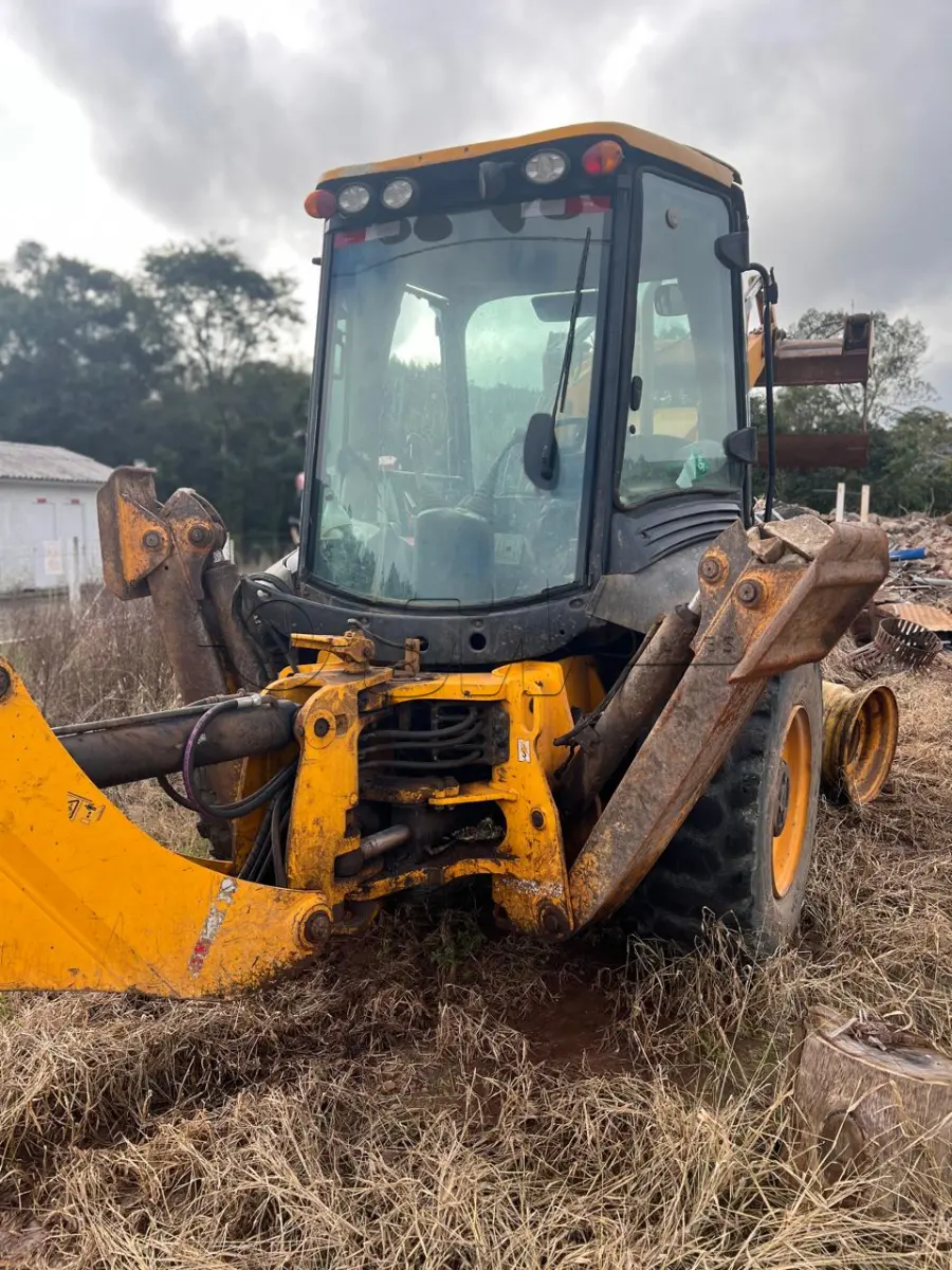 LOTE 004 - Retroescavadeira Articulada, marca JCB, equipada com concha dianteira vazada