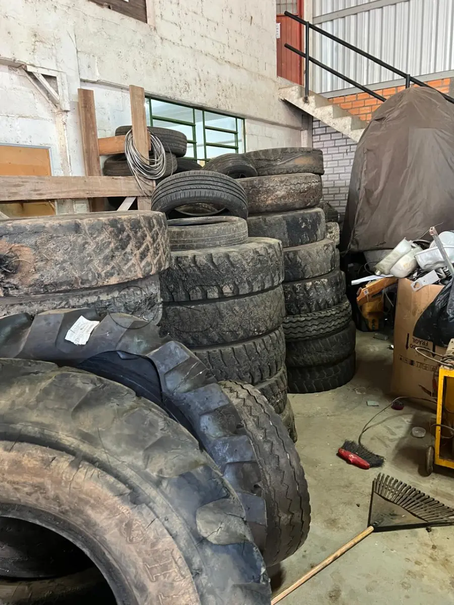 LOTE 003 - Sucata de pneus de várias bitolas, aproximadamente 50 unidades