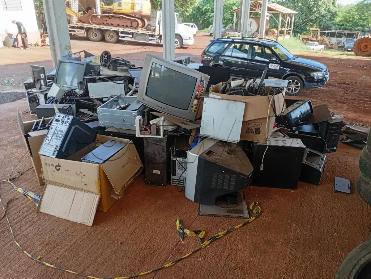 LOTE 027 - CARCAÇAS E EQUIPAMENTOS DE INFORMÁTICA (monitores, CPUs, estabilizadores entre outros.