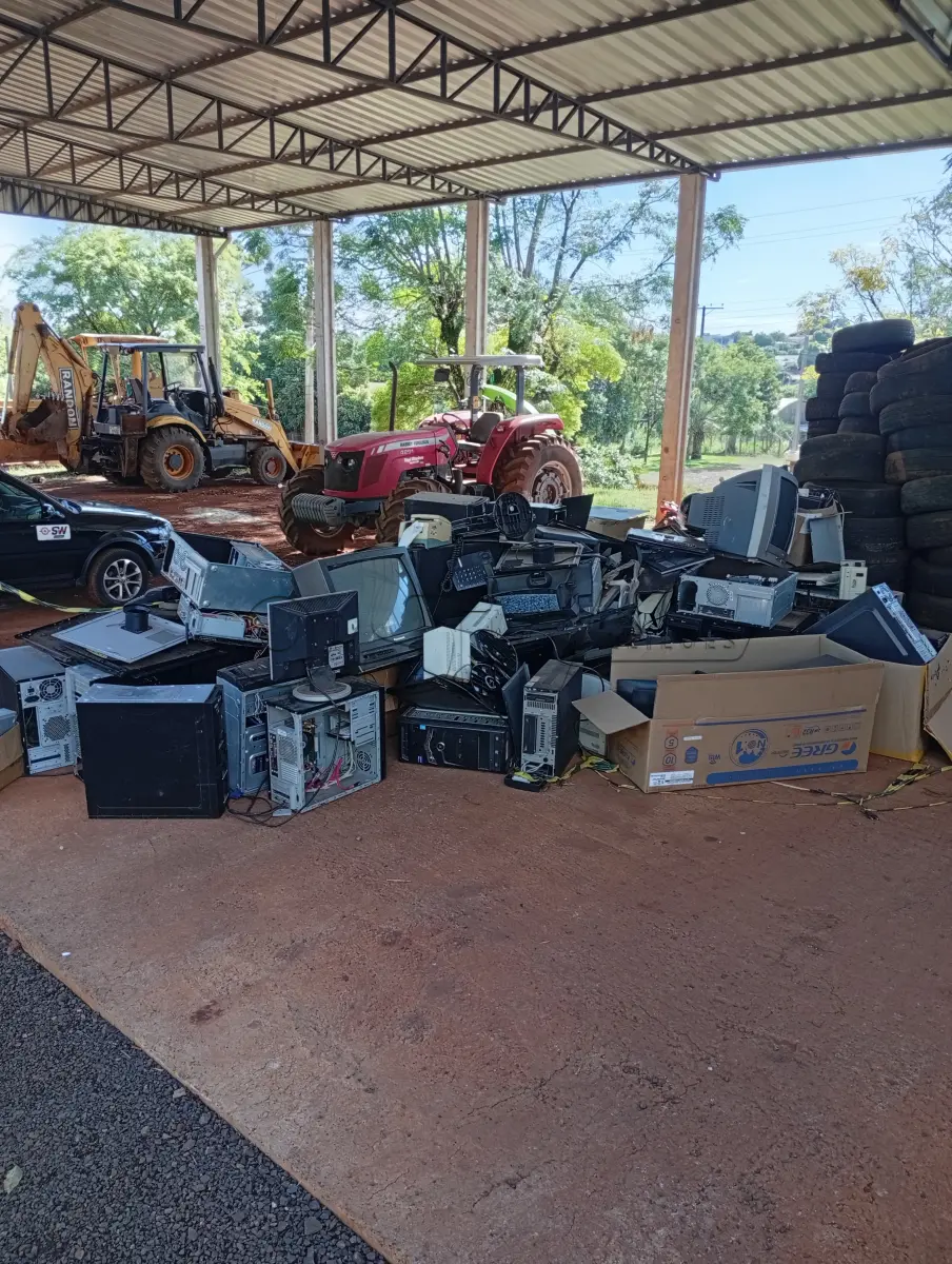 LOTE 027 - CARCAÇAS E EQUIPAMENTOS DE INFORMÁTICA (monitores, CPUs, estabilizadores entre outros.