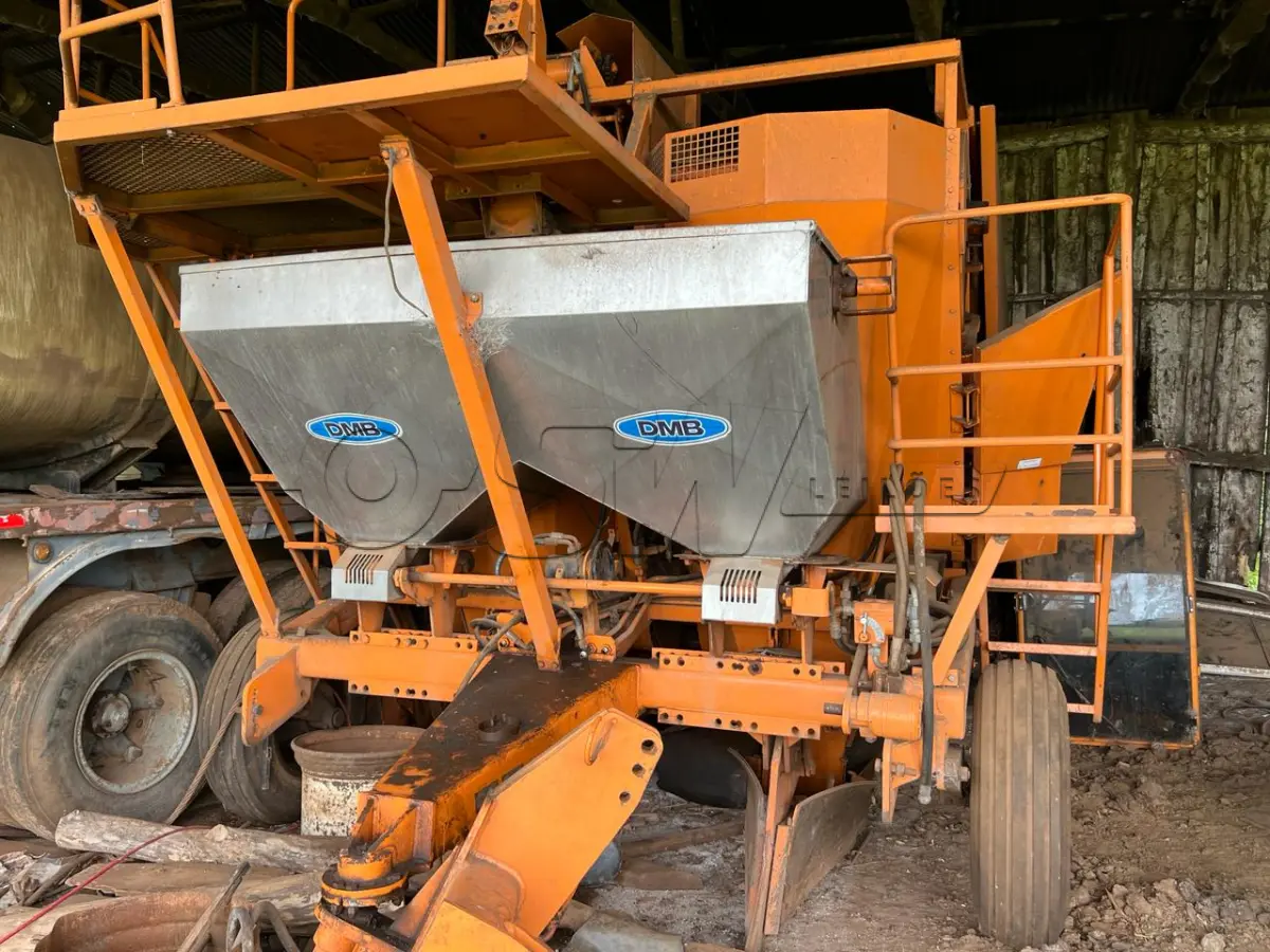 LOTE 004 - Plantadora de cana de açúcar picada.